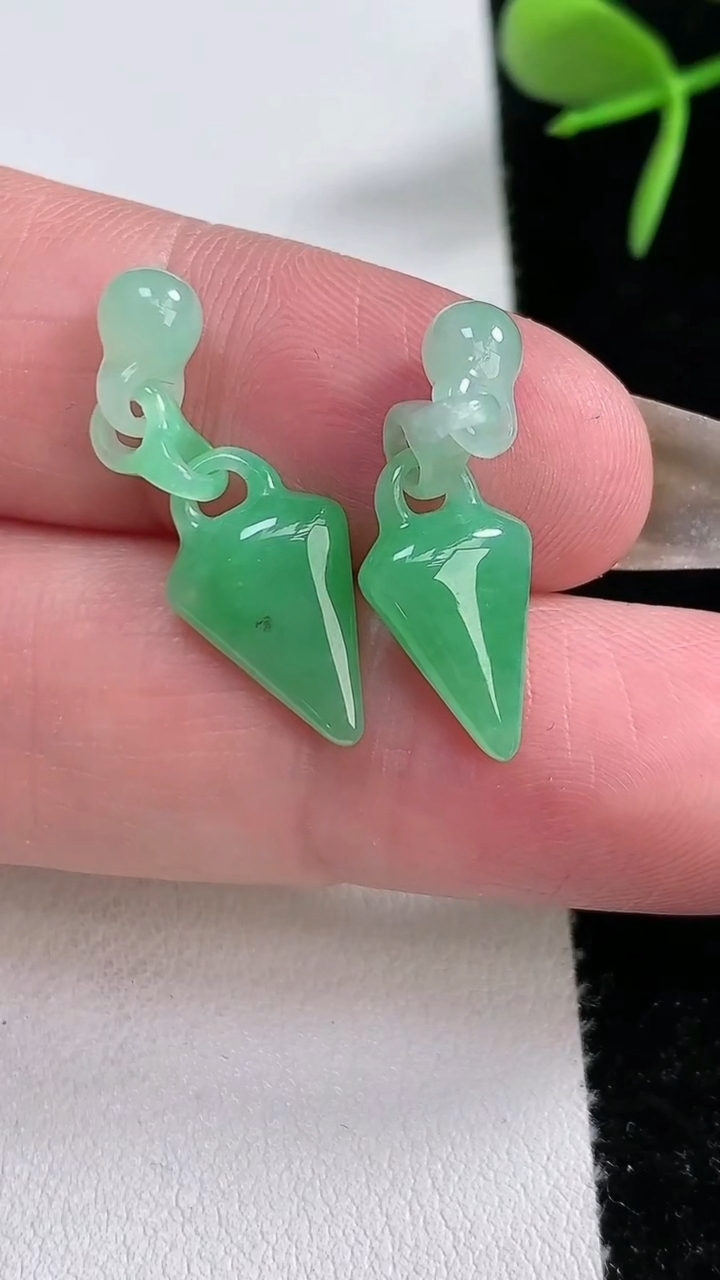 天然A货翡翠福贝吊坠，尺寸15-8.6-4.5，重量:2.48g
3月16日