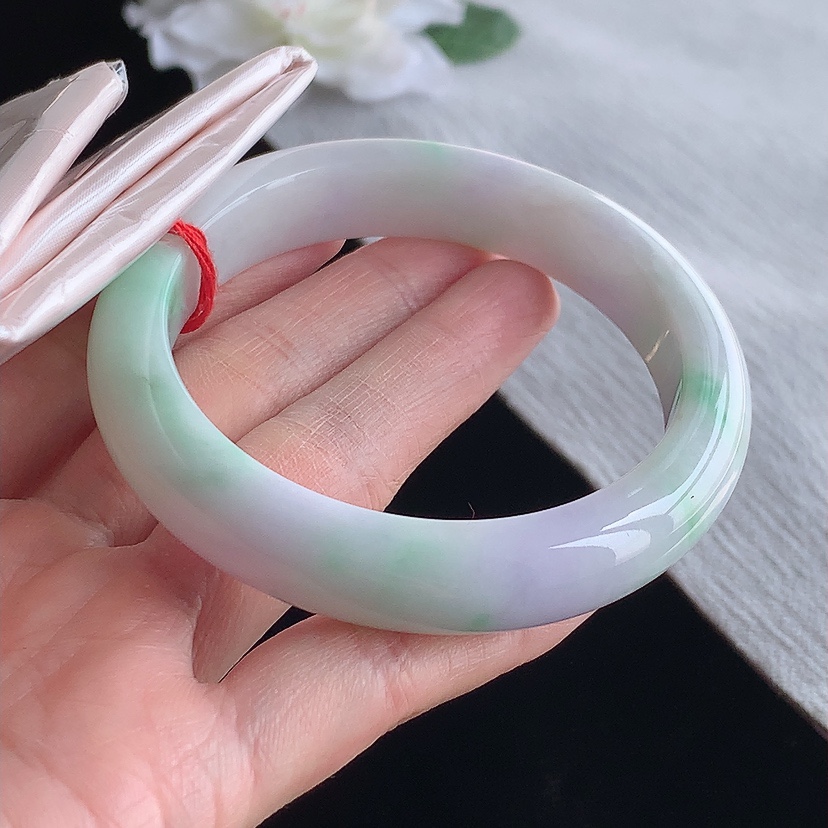 天然A货翡翠春带彩紫罗兰飘绿正装正圈手镯56-57圈口  
尺寸56.8-12.3-8.5mm 0315