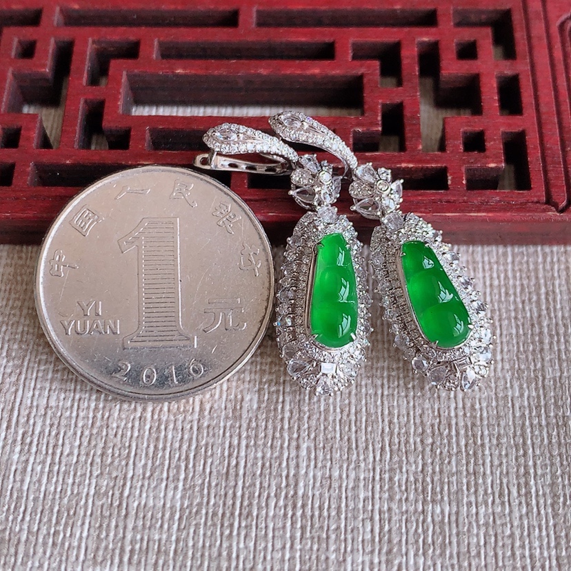 天然A货翡翠18K金伴钻镶嵌阳绿四季豆福豆平安豆耳坠 
尺寸10-4.3-9.4mm 重量6.35g 0314