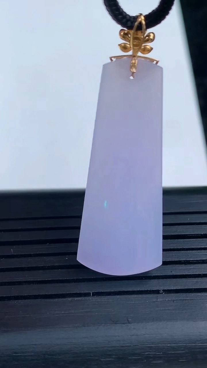 天然A货翡翠种紫罗兰无事牌吊坠，尺寸34.5-14-4.5，重量:4.20g
3月16日