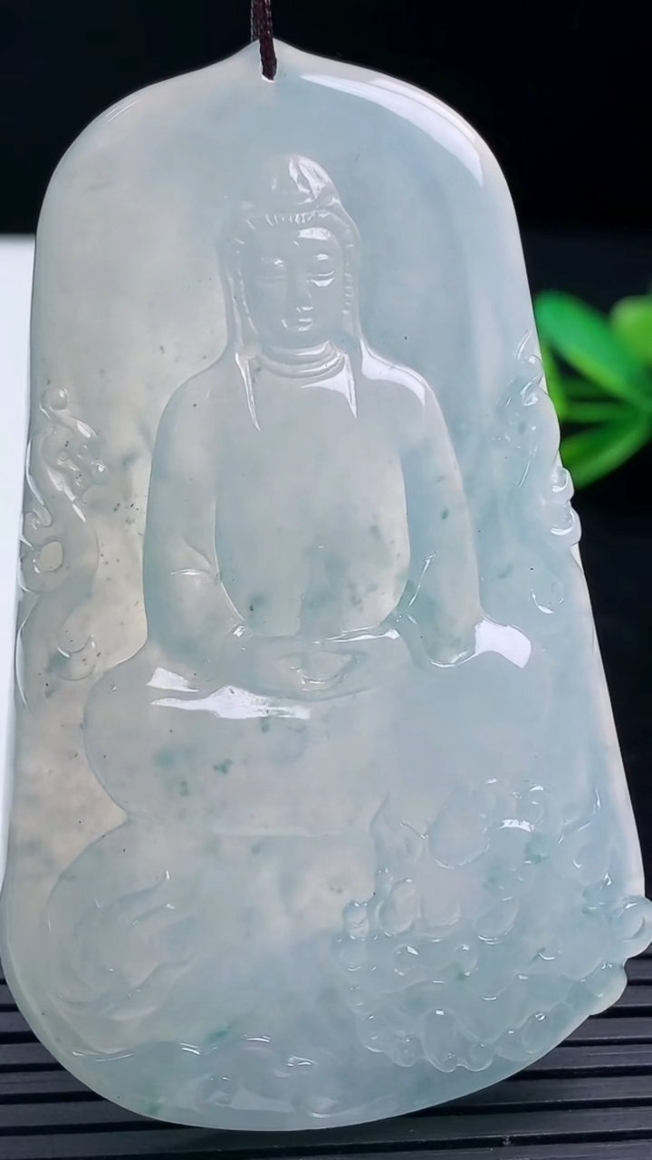 天然A货翡翠种飘花文殊菩萨吊坠尺寸70-42.3-5.5重量:38.95g
3月16日