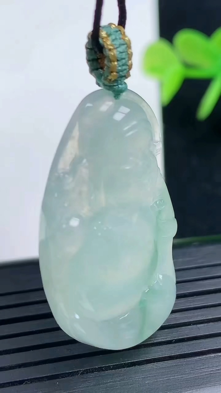 天然A货翡翠财神爷吊坠尺寸35.9-19.7-5.4重量:8.15g
3月16日