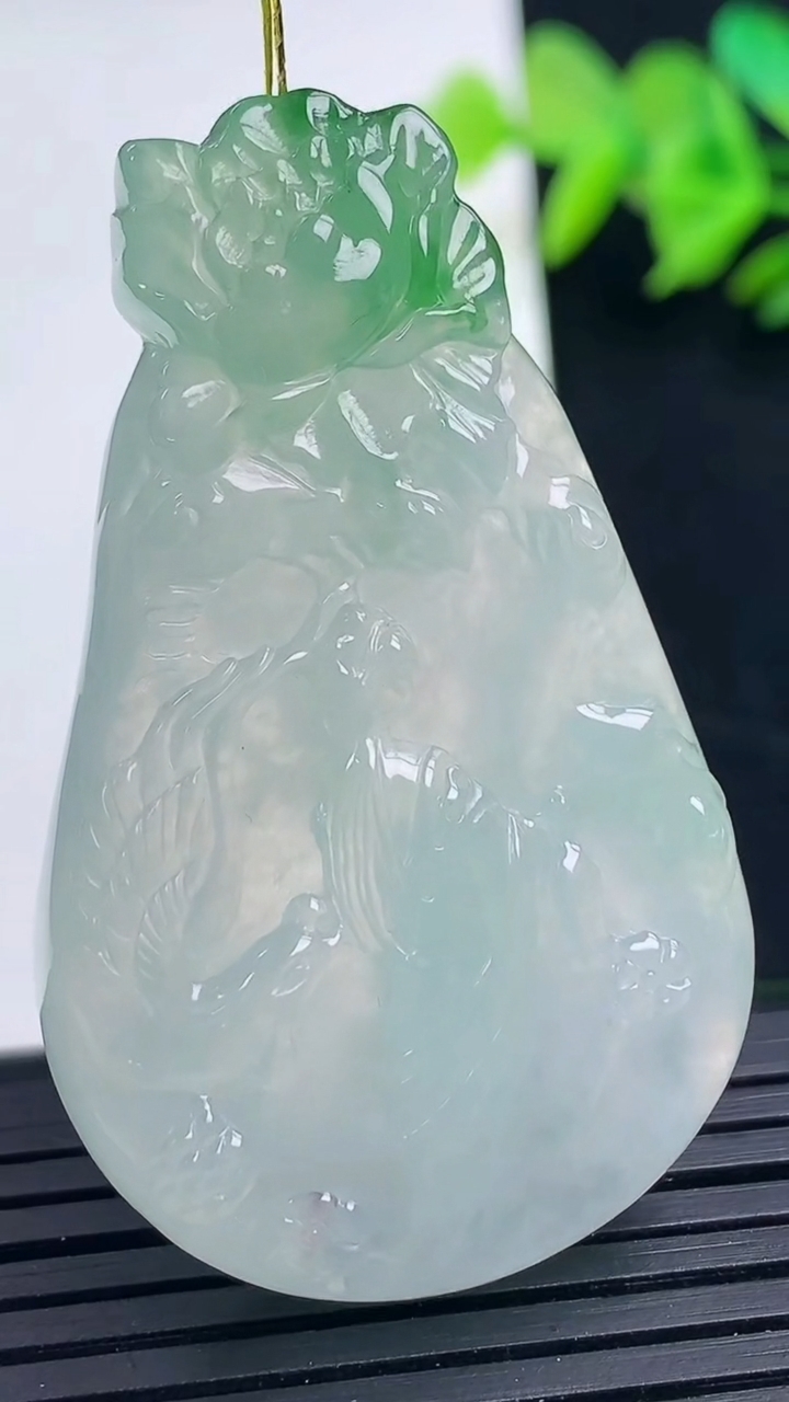 天然A货翡翠鸟语花香吊坠尺寸49-29.9-7.8重量:23.00g
3月16日