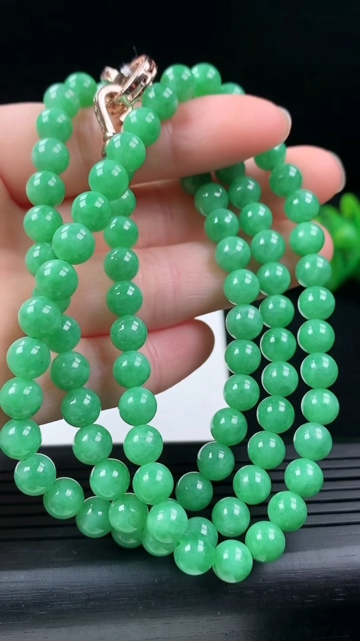 天然A货翡翠圆珠项链尺寸6-92颗重量:43.71g
3月16日