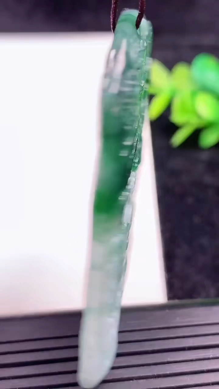 天然A货翡翠牌吊坠，尺寸58-37-5，重量:27.24g
3月16日