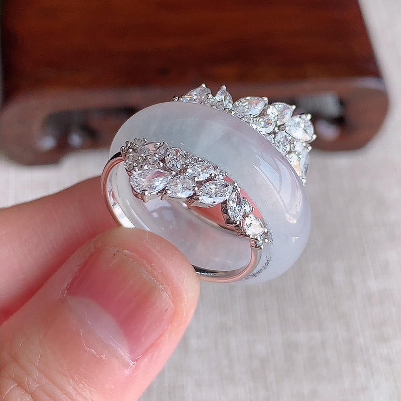 天然A货翡翠18K金伴钻镶嵌白月光素面戒指 
尺寸18.5-9.5-3.4mm 重量7.78g 03