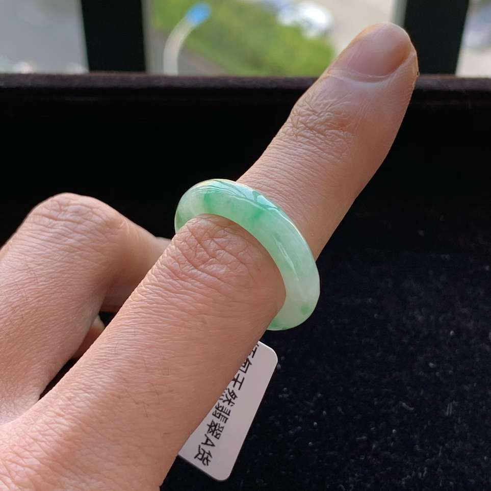 A货天然翡翠冰糯种飘绿戒指18号重量3.88
3月16日