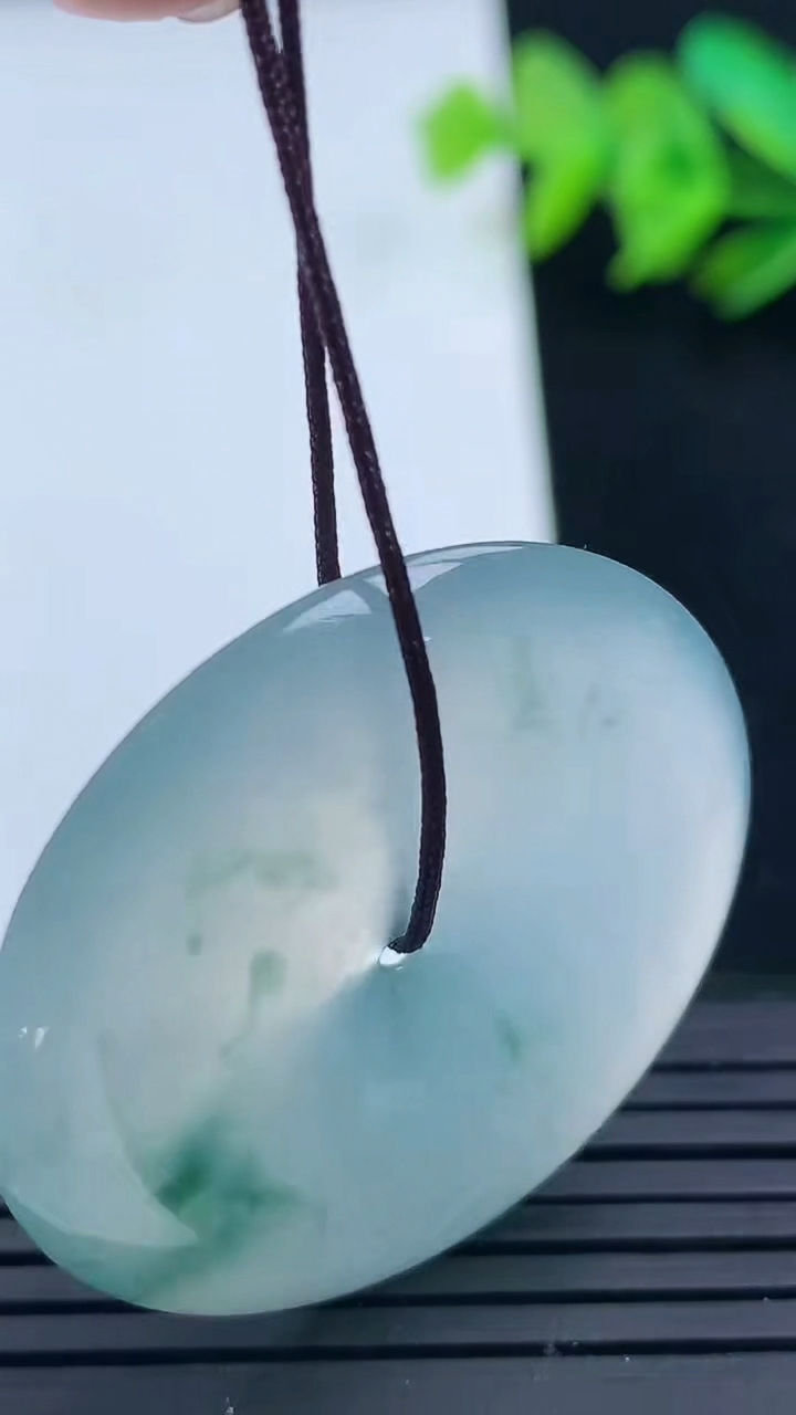 天然A货翡翠种飘花平安扣吊坠尺寸35.6-5.8重量:15.69g
3月16日