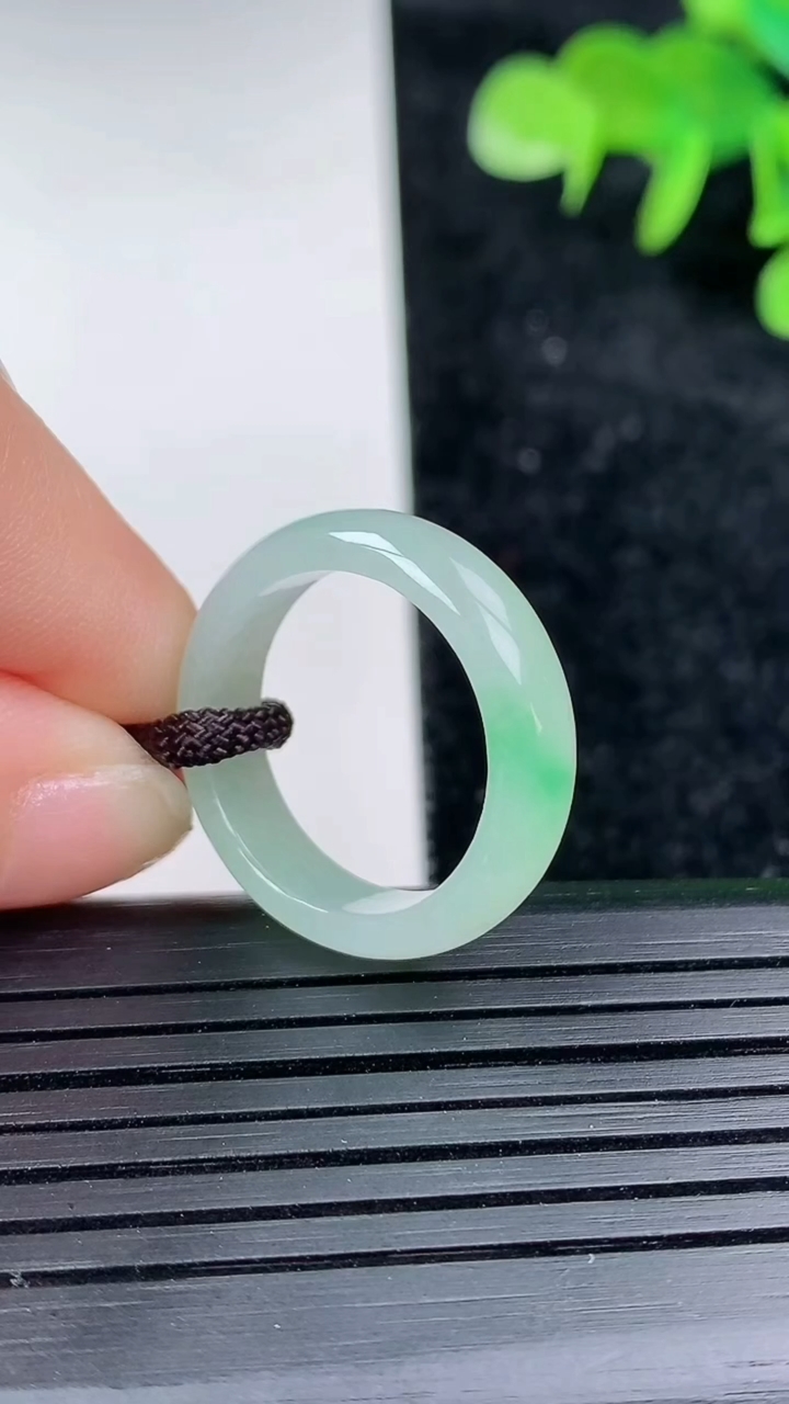 天然A货翡翠素面玉指环 戒指，尺寸17.2-5.6-3，重量:2.74g2026年3月16日
工厂直