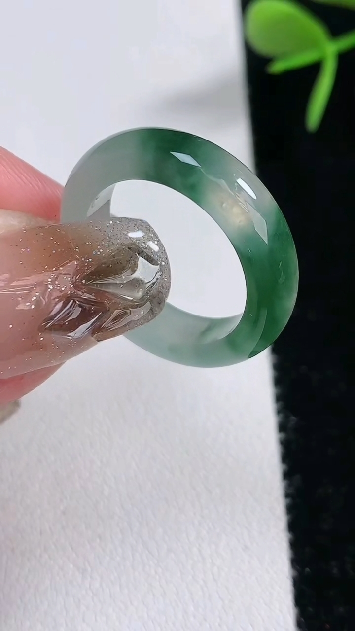 天然A货翡翠冰种飘花玉指环戒指，尺寸17-5.5-3.5，重量:3.77g2026年3月16日
工厂直销收藏佳品,种好水足，色泽均匀，有种有色，上手高大气！
