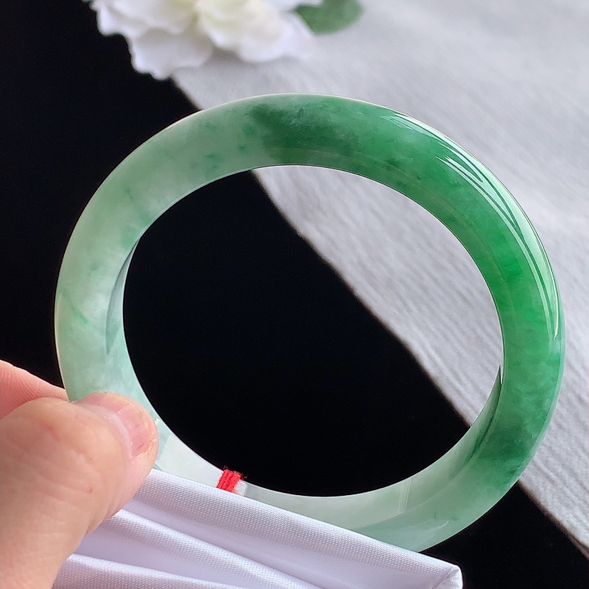天然A货翡翠飘绿正装正圈手镯57-58圈口 
尺寸57.8-12.3-8.8mm 0315