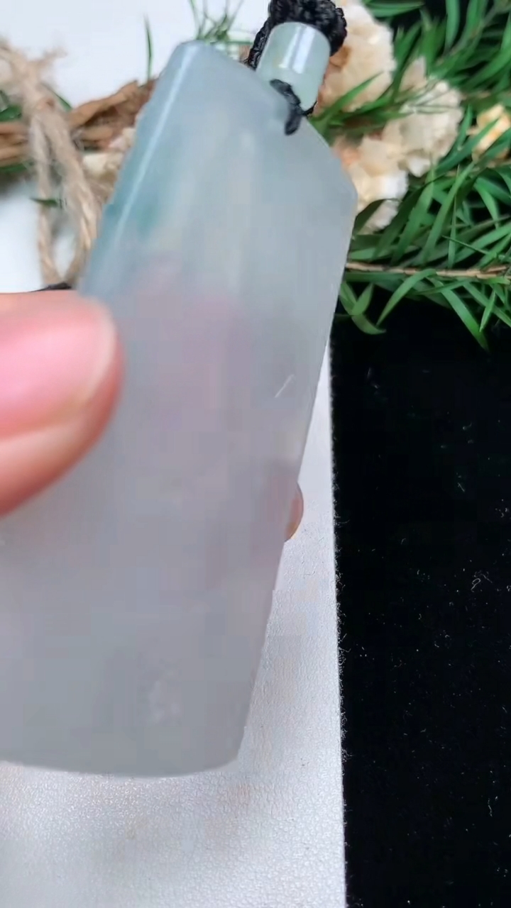 天然A货翡翠飘花素衣观音吊坠，尺寸61.9-38-5.7，重量:34.48g
3月17日