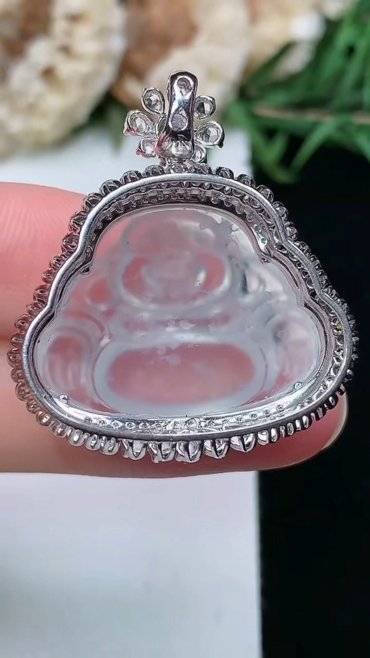 天然A货翡翠白冰佛公吊坠，尺寸31.2-27.9-12，裸石17.8-24.3，重量:6.51g
3月17日