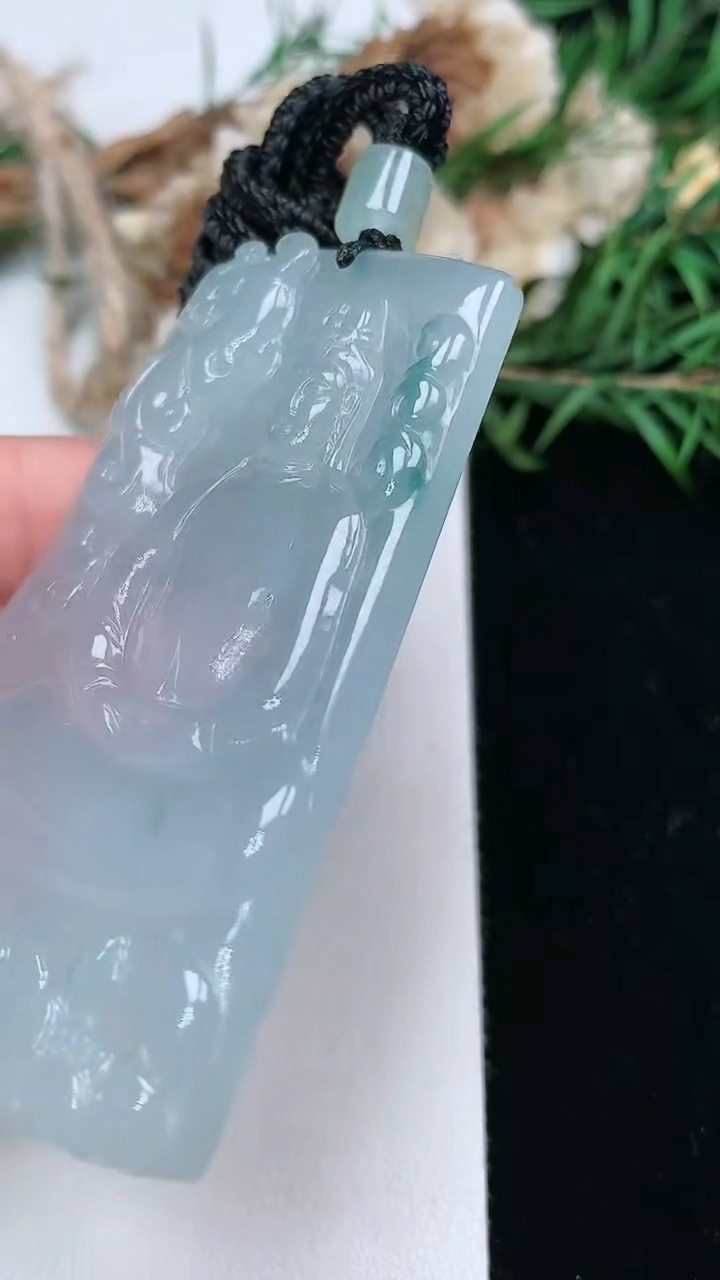 天然A货翡翠飘花素衣观音吊坠，尺寸61.9-38-5.7，重量:34.48g
3月17日