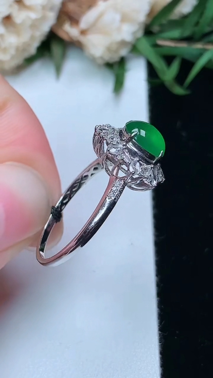 天然A货翡翠蛋面戒指，尺寸16.8-6.8-6，重量:2.46g2026年3月17日
工厂直销收藏佳品,种好水足，色泽均匀，有种有色，上手高大气！