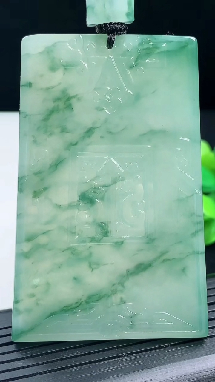 天然A货翡翠种飘花仿古无事牌吊坠尺寸69.6-45.7-5.6重量:57.00g
3月17日