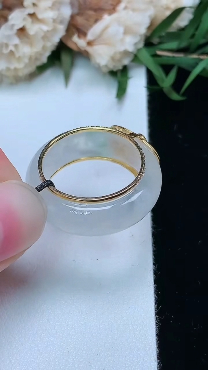 天然A货翡翠指环戒指，尺寸16.8-6.4-3.6，重量:5.36g2026年3月17日
工厂直销收藏佳品,种好水足，色泽均匀，有种有色，上手高大气！