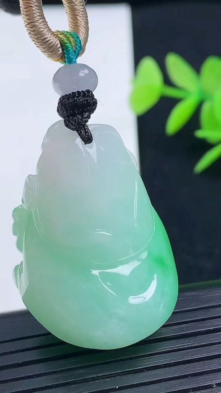天然A货翡翠财神爷吊坠尺寸32.4-24.9-17.8重量:24.32g
3月17日
