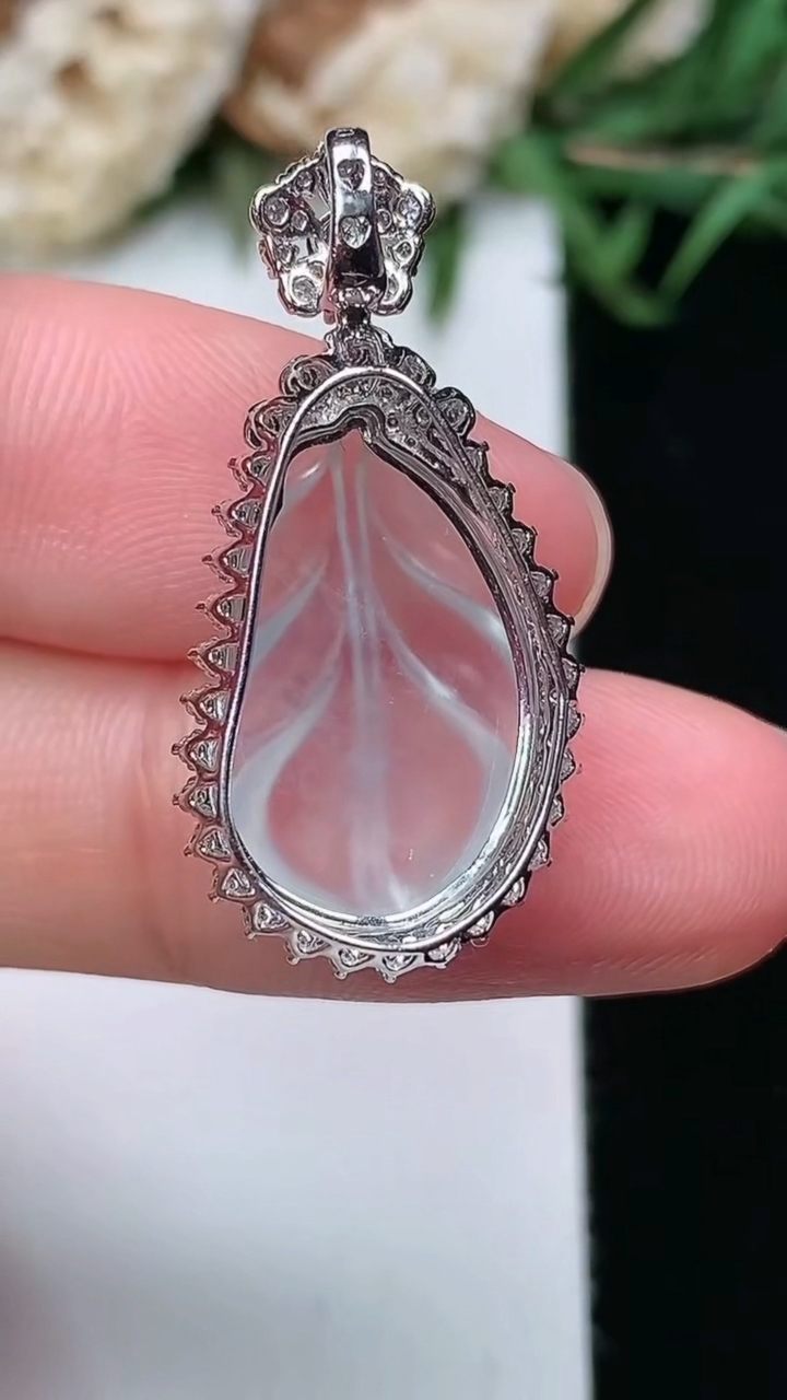 天然A货翡翠白冰金枝玉叶 叶子吊坠，尺寸28.9-14-8，裸石18.2-11，重量:2.66g
3月17日