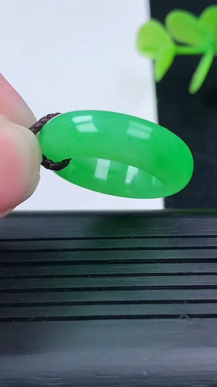 天然A货翡翠指环戒指尺寸16.2-6.6-3.7重量:5.29g2026年3月17日
工厂直销收藏佳品,种好水足，色泽均匀，有种有色，上手高大气！