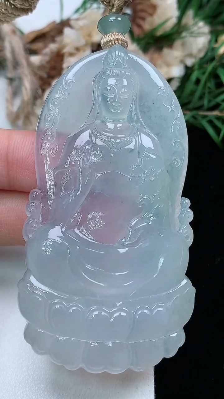 天然A货翡翠飘花大势至观音菩萨吊坠，尺寸68.3-36.8-7，重量:40.38g
3月17日
