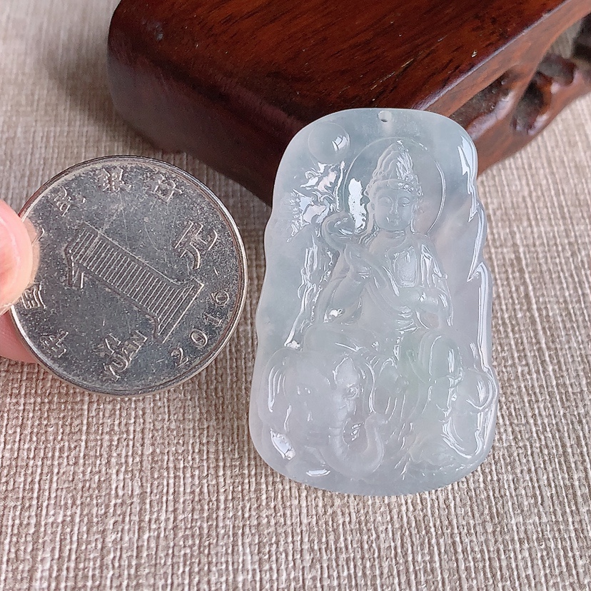 天然A货翡翠白月光普贤菩萨吊坠 
尺寸39.6-25.6-5.4mm 重量12.22g 0315