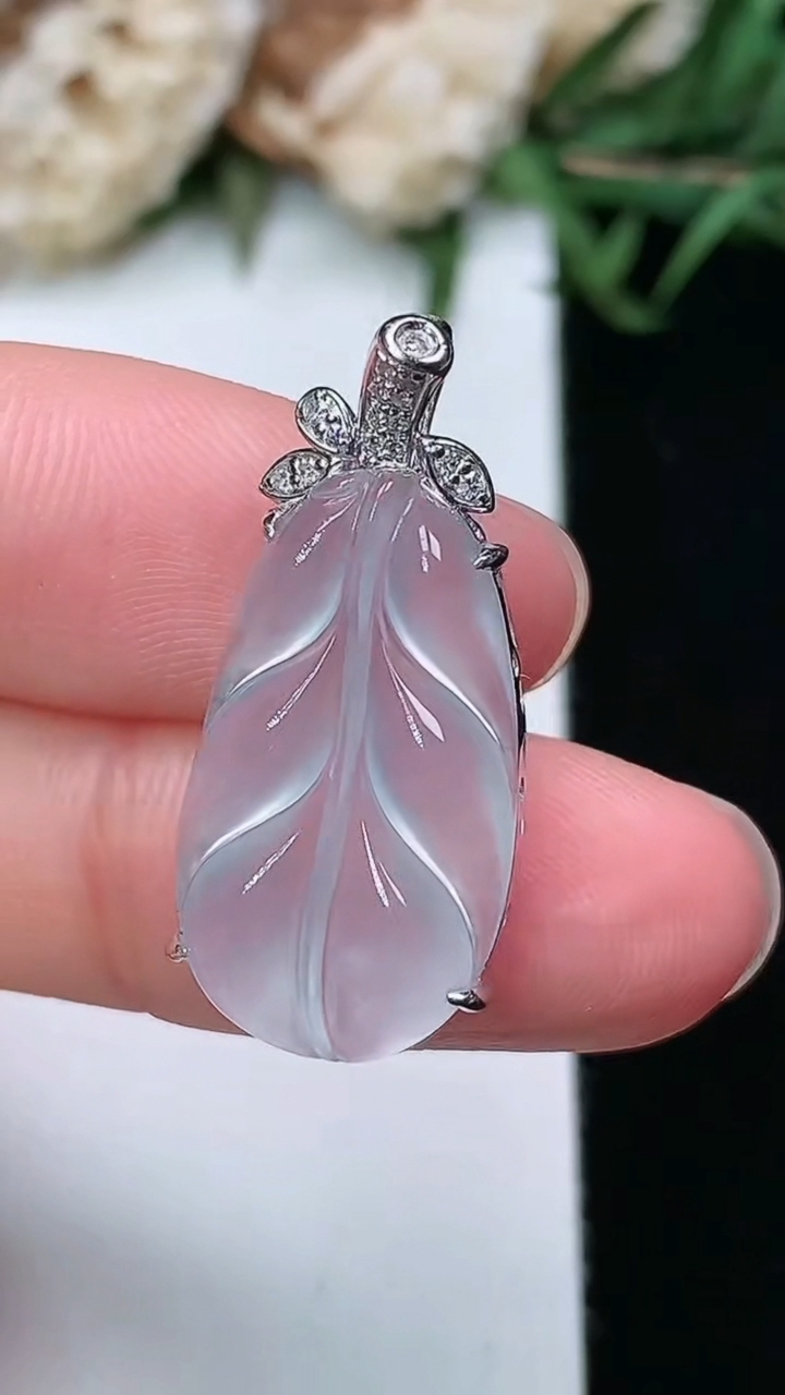 天然A货翡翠白冰金枝玉叶 叶子吊坠，尺寸21.5-12.2-6.3，重量:2.69g
3月17日