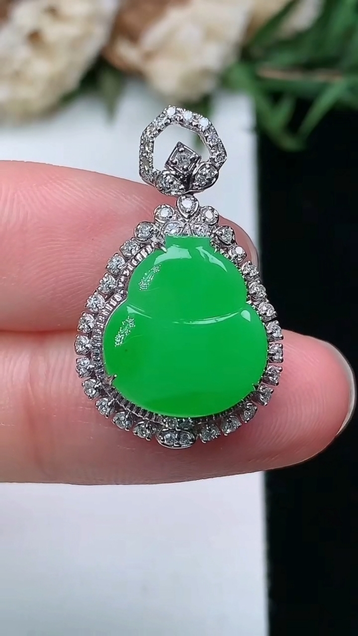 天然A货翡翠葫芦吊坠，尺寸25.3-15.5-8.9
3月17日