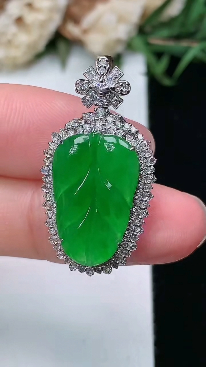 天然A货翡翠金枝玉叶 叶子吊坠，尺寸29.9-15.8-9.3
3月17日