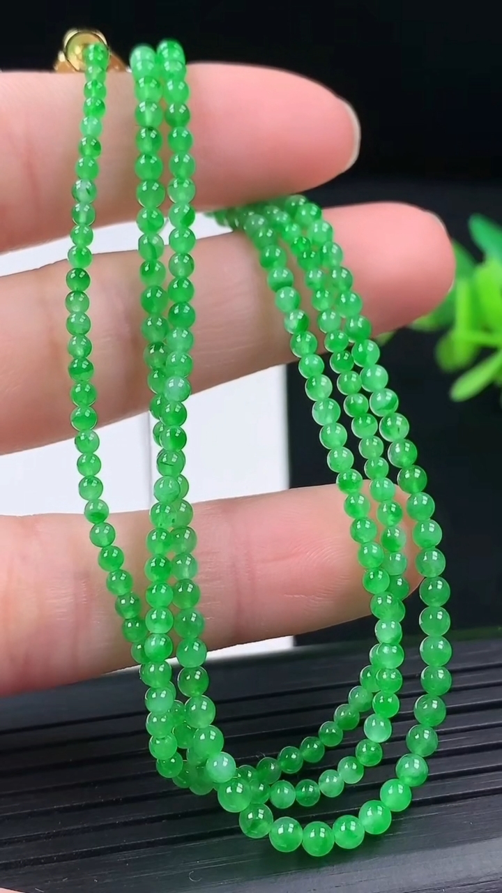 天然A货翡翠小米珠项链尺寸2-233颗重量:6.31g3月17日
工厂直销收藏佳品,种好水足，色泽均匀，有种有色，上手高大气！