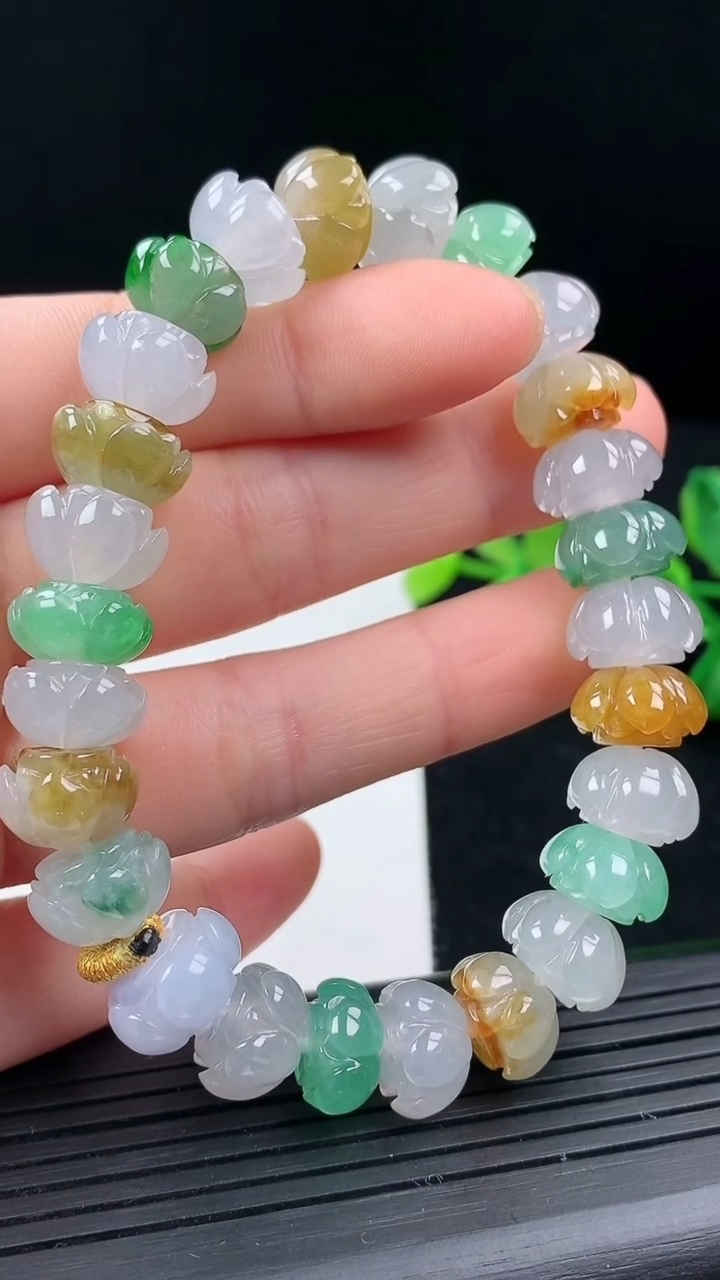 天然A货翡翠三彩莲花手串尺寸11.6-6.8重量:37.81g3月17日
工厂直销收藏佳品,种好水足