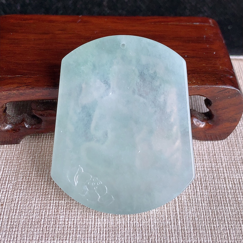 天然A货翡翠晴水大势至菩萨吊坠 
尺寸51.7-41.3-5.7mm 重量26.62g 0315