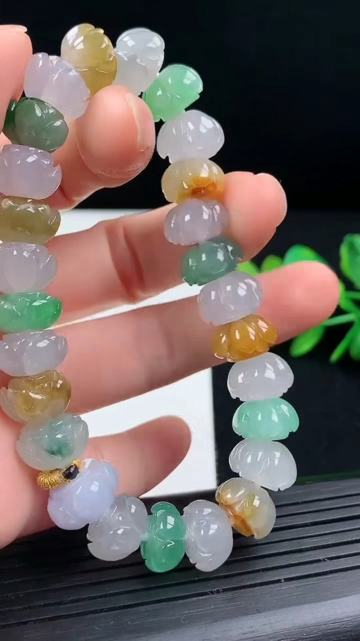 天然A货翡翠三彩莲花手串尺寸11.6-6.8重量:37.81g3月17日
工厂直销收藏佳品,种好水足，色泽均匀，有种有色，上手高大气！