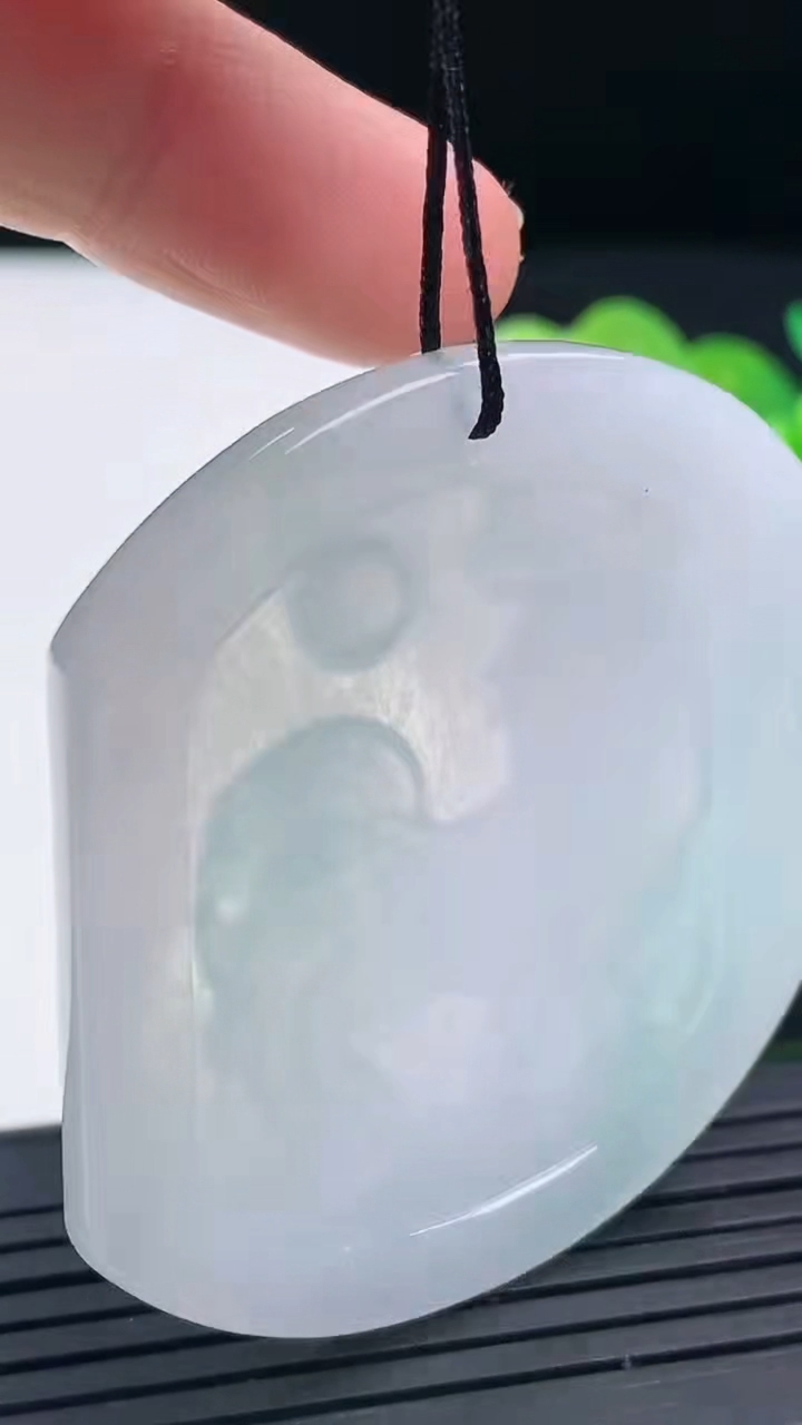 天然A货翡翠生肖鸡吊坠尺寸50.8-43.2-4.5重量:22.01g
3月17日