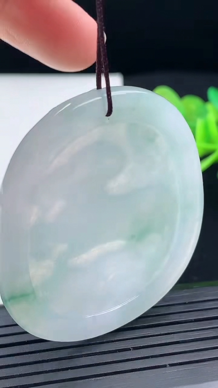 天然A货翡翠飘花生肖羊吊坠尺寸50.8-44.4-5.7重量:24.85g
3月17日