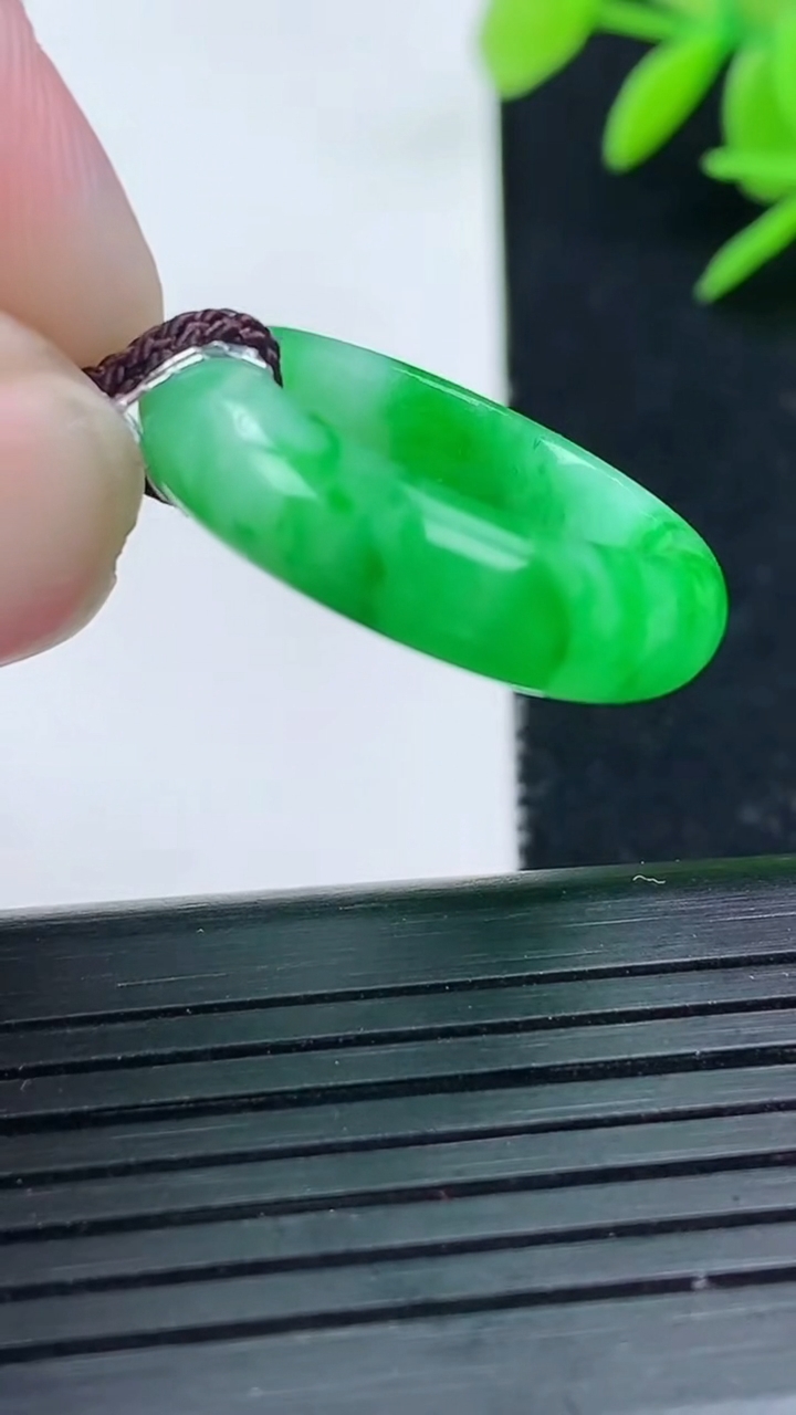 天然A货翡翠指环戒指尺寸18.2-5.7-3重量:4.31g2026年3月17日
工厂直销收藏佳品,种好水足，色泽均匀，有种有色，上手高大气！