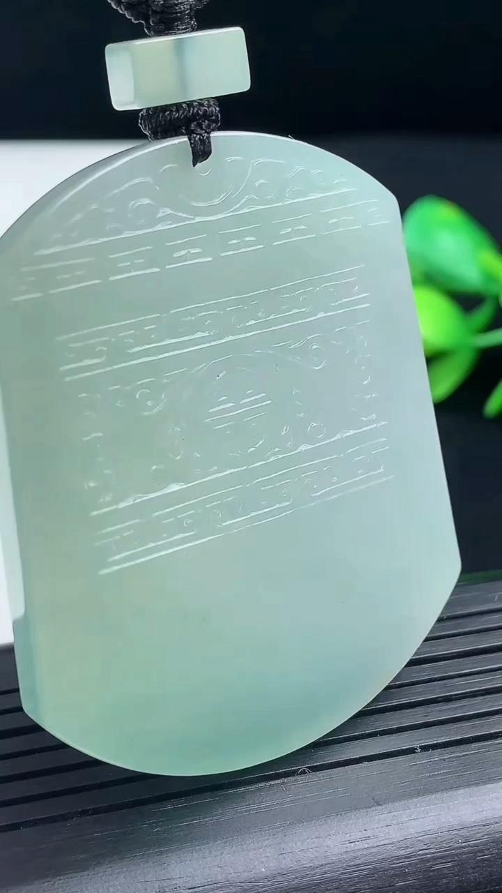 天然A货翡翠仿古无事牌吊坠尺寸53.5-43-5.1重量:37.91g
3月17日