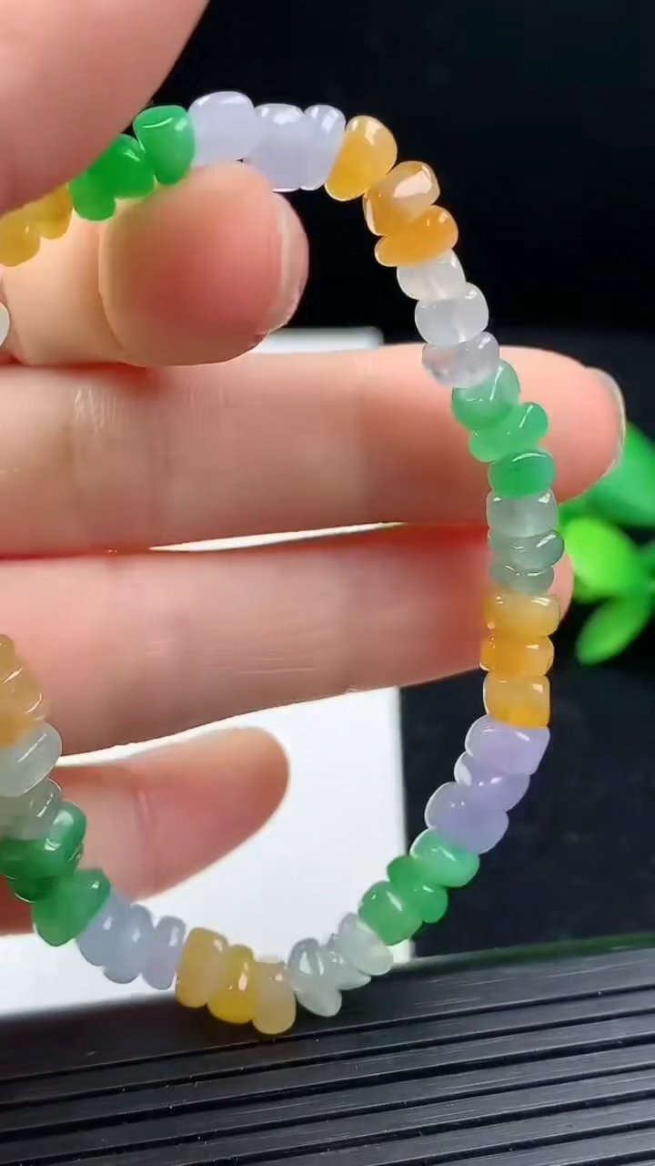 天然A货翡翠三彩原石手串尺寸6.5-5.2-2.9重量:11.46g3月17日
工厂直销收藏佳品,种好水足，色泽均匀，有种有色，上手高大气！