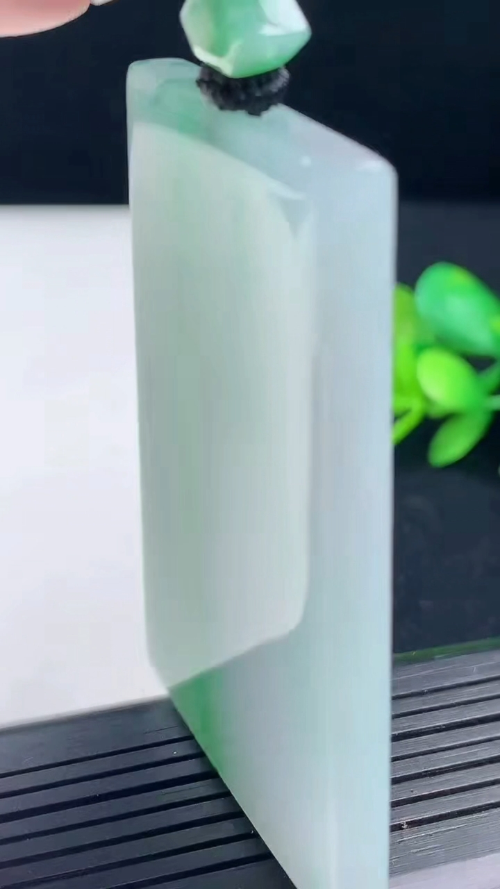 天然A货翡翠无事牌吊坠尺寸64-40.6-6.3重量:53.32g
3月17日