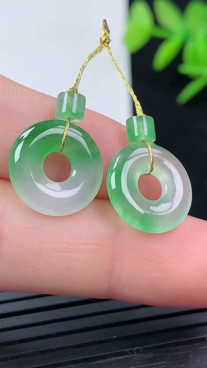 天然A货翡翠平安扣吊坠一对尺寸12.7-2.6重量:2.08g
3月17日