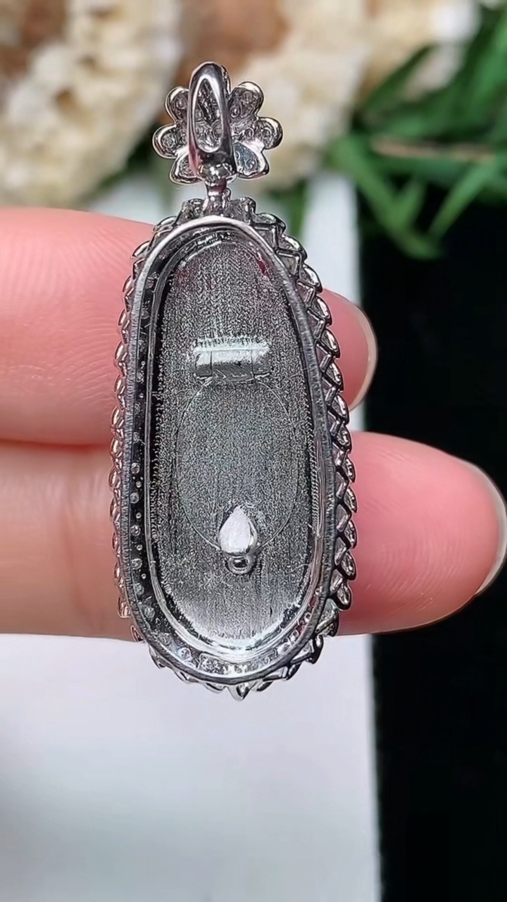 天然A货翡翠福豆吊坠，尺寸34.5-13.3-8.5，裸石22.4-8.5，重量:4.45g
3月17日