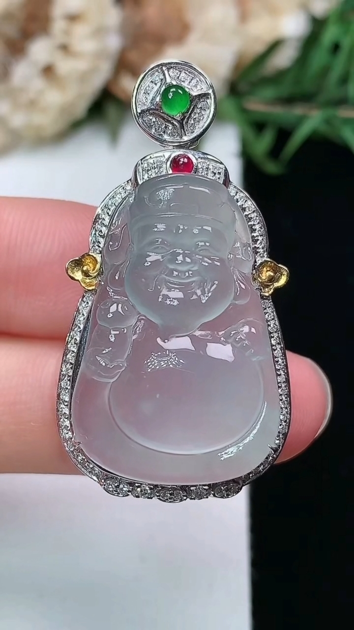 天然A货翡翠白冰财神爷吊坠，尺寸38-20.5-12.8，裸石25.6-17.4，重量:7.30g
