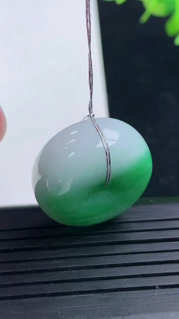 天然A货翡翠平安扣吊坠尺寸22.9-11.2重量:13.52g
3月17日