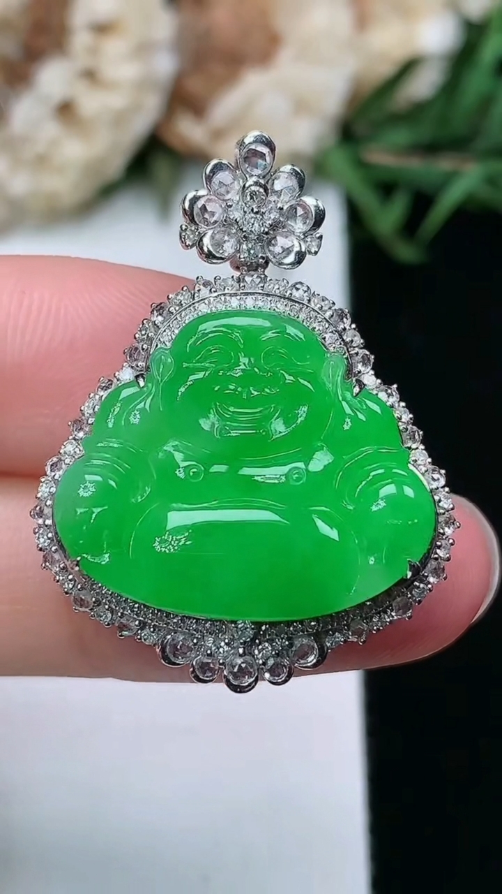 天然A货翡翠佛公吊坠，尺寸31.6-23.9-9.8，裸石16.8-20.5，重量:6.37g
3月18日