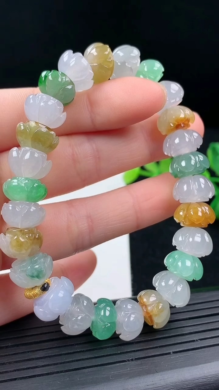 天然A货翡翠三彩莲花手串尺寸11.6-6.8重量:37.81g3月17日
工厂直销收藏佳品,种好水足