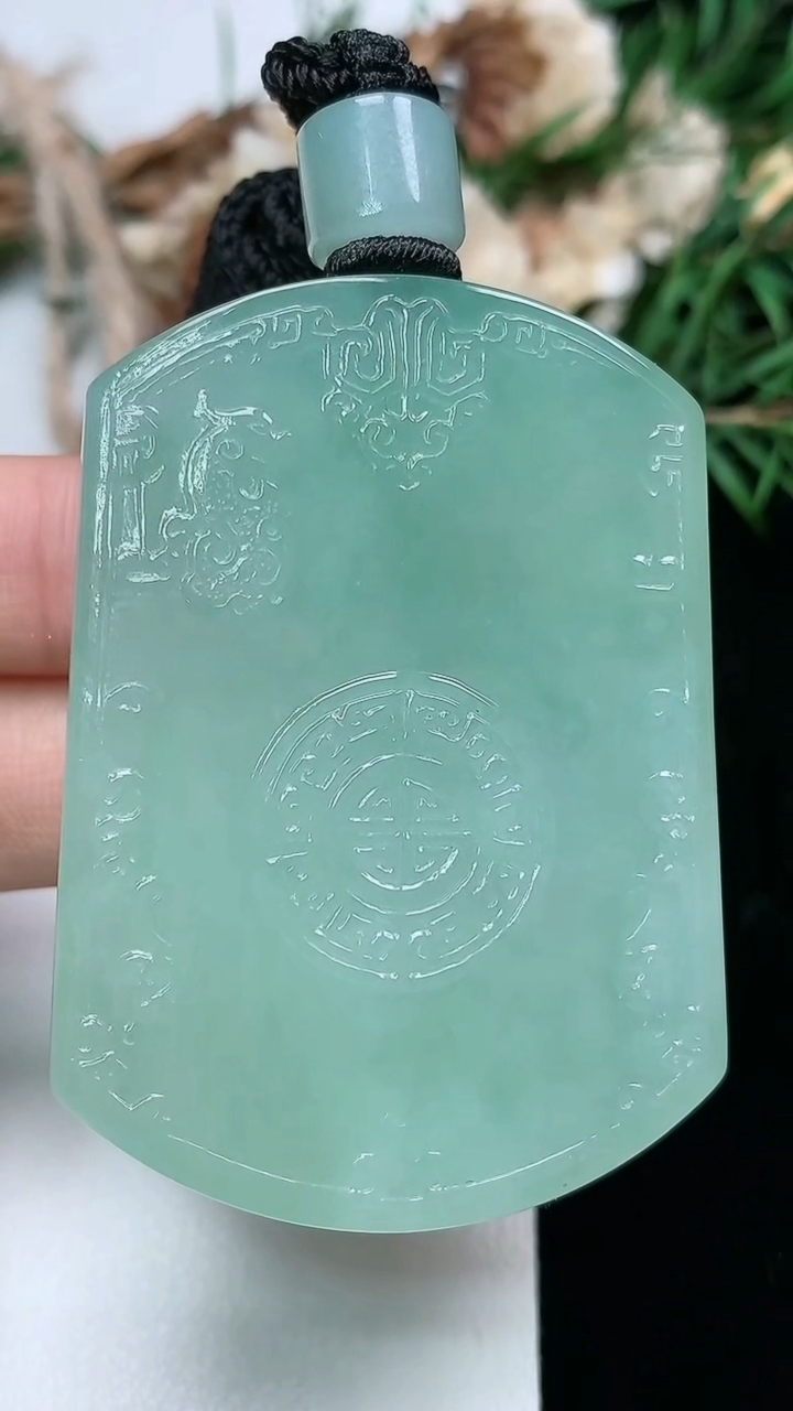 天然A货翡翠仿古无事牌吊坠，尺寸51.8-37.7-10.7，重量:61.73g
3月17日