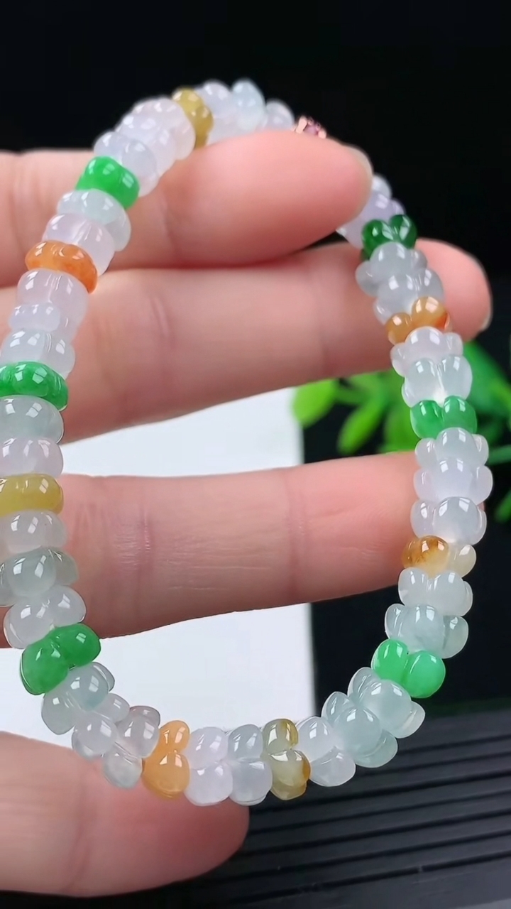 天然A货翡翠三彩四叶草手串尺寸5.5-5.3-2.9重量:14.83g3月17日
工厂直销收藏佳品,种好水足，色泽均匀，有种有色，上手高大气！