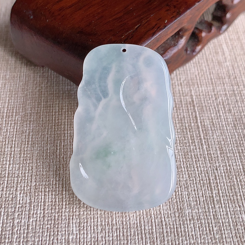 天然A货翡翠白月光普贤菩萨吊坠 
尺寸39.6-25.6-5.4mm 重量12.22g 0315