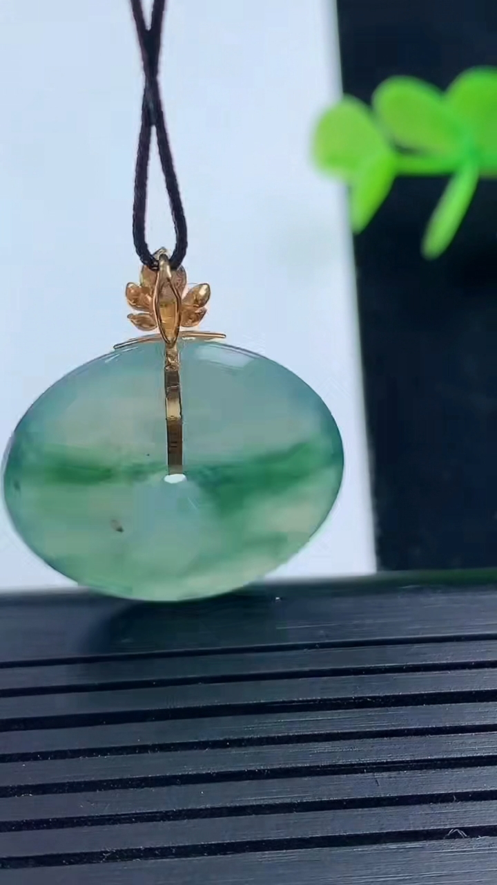 天然A货翡翠种飘花平安扣吊坠尺寸23.4-4.8重量:6.16g
3月17日