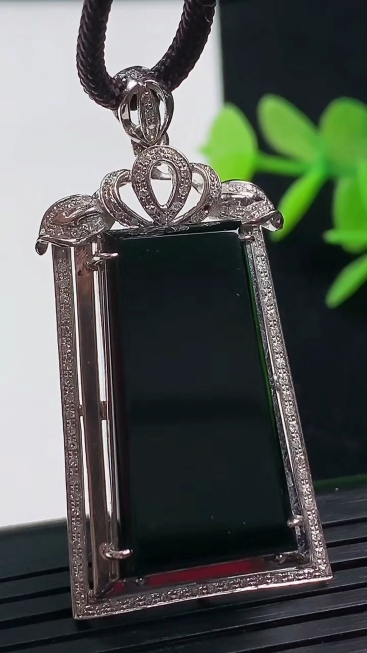 天然A货翡翠18K金墨翠无事牌吊坠尺寸38.5-22.5-9.2裸石28.4-15.2重量:10.86g
3月17日